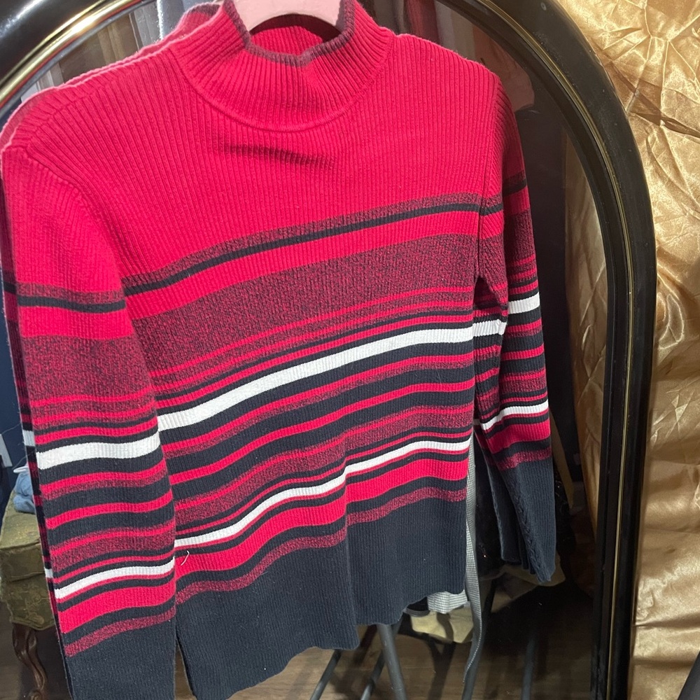 Size small Karen Scott Sweater ❤️